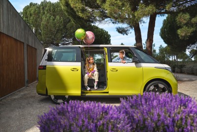 Seitenansicht VW Nutzfahrzeuge ID. Buzz mit Familie und Luftballons Autohaus Christl & Schowalter