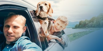 Header Autofahrt Familie Varter mit Sohn und Hund