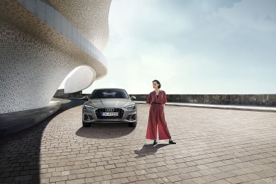 Audi A5 Sportback Frontansicht mit Frau