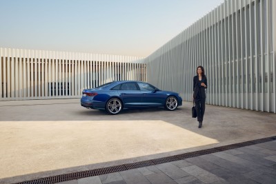 Audi S8 Seitenansicht mit Frau