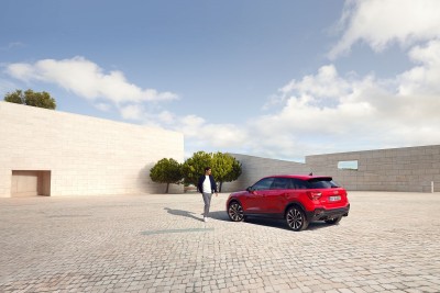 Audi SQ2 Heckansicht und Seitenansicht mit Mann