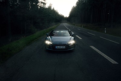 Audi R8 Spyder im Dunkeln Frontansicht