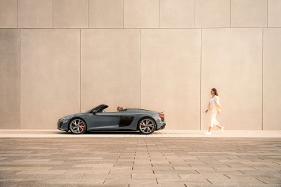 Audi R8 Spyder Seitenansicht Frau