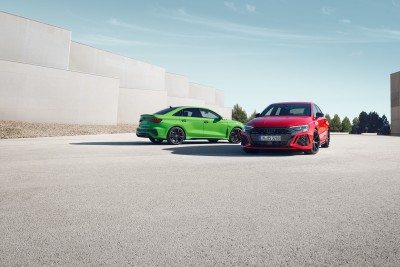 Zwei Audi RS 3 Limousine Front-/ Heckansicht rot & grün