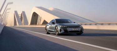 Audi etron GT Frontansicht und Seitenansicht auf der Straße