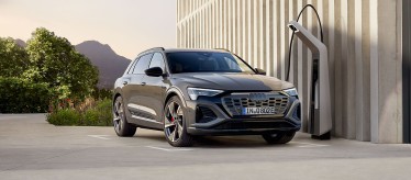 Header Audi Q8 etron Markteinführung Seitenansicht und Frontansicht