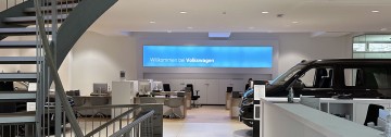 Innenasicht neuer VW Showroom München