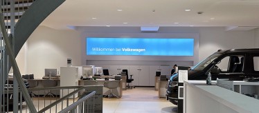Innenasicht neuer VW Showroom München