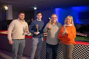 Carrera Bahn Rennen Gewinner Foto mit Pokalen