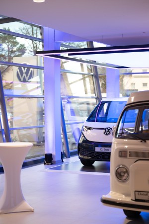 Veranstaltung Wiedereroeffnung VW ID Buzz und T2 Frontansicht
